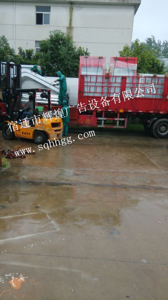 新疆喀什客户在我公司订购的一批公交候车亭已成功发货了